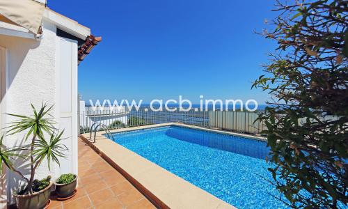 En venta Villa de dos dormitorios con piscina y vistas al mar en Monte Pego