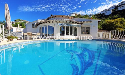 En venta Villa de dos dormitorios con piscina privada y vista al mar