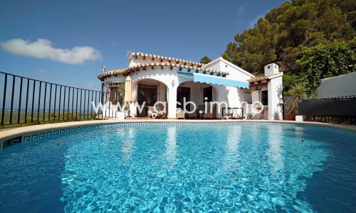 For sale  4 bedroom villa with guest apartment, pool and sea view