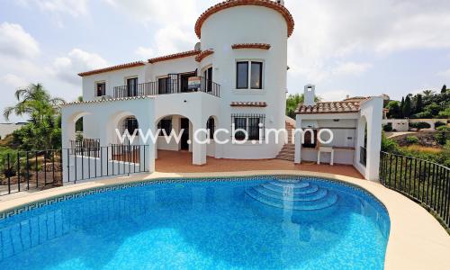 En venta Villa de 4 dormitorios con piscina, vistas al mar y piso de huespedes