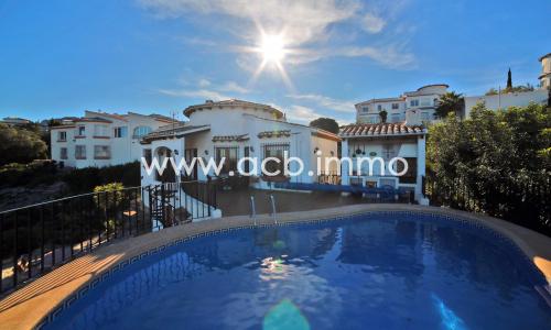En venta Villa de 4 habitaciones con piscina y vistas al mar en Monte Pego