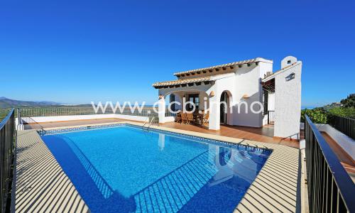 En venta Villa de 3 dormitorios con vista al mar y piscina en Monte Pego