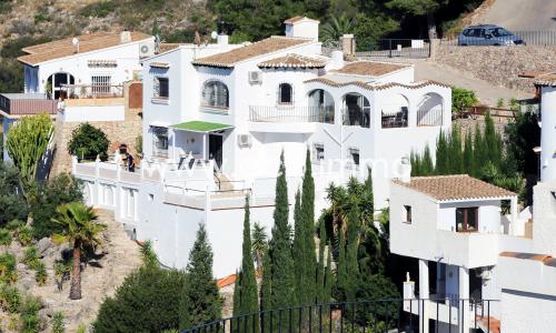 For sale  4 bedroom villa with 2 apartments and sea view in Monte Pego