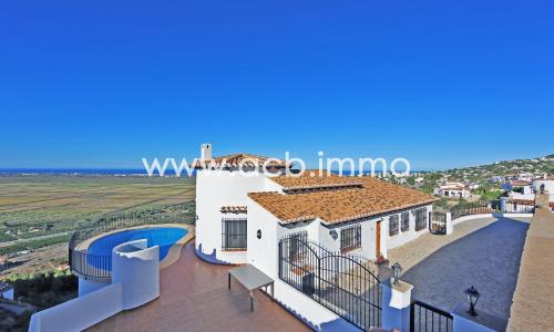 En venta Villa de 3 dormitorios con vista panorámica al mar en Monte Pego