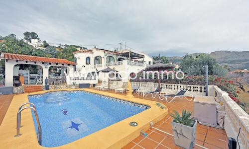 En venta Villa de 4 dormitorios con piscina y vista panorámica