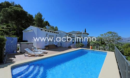 En venta  Villa de 3 dormitorios con piscina privada y vista panorámica al mar