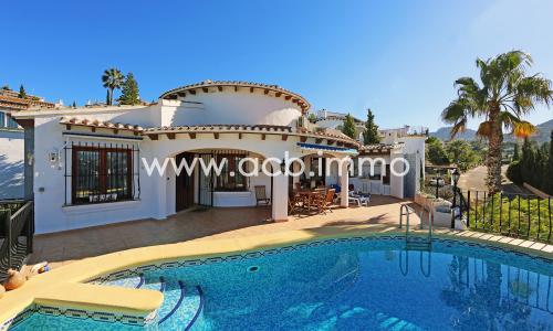 En venta  Villa de 3 dormitorios con piscina privada y vista al mar en Monte Pego