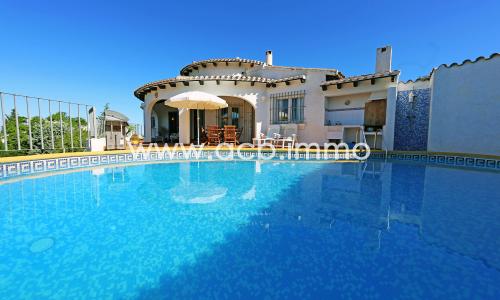 En venta  Villa de una sola planta con 3 dormitorios, piscina y vista al mar en Monte Pego