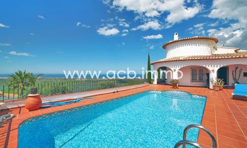 En venta Magnífica villa con impresionantes vistas panorámicas al mar