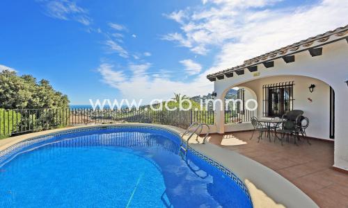 En venta Villa de 4 dormitorios con piscina y vistas al mar en Monte Pego