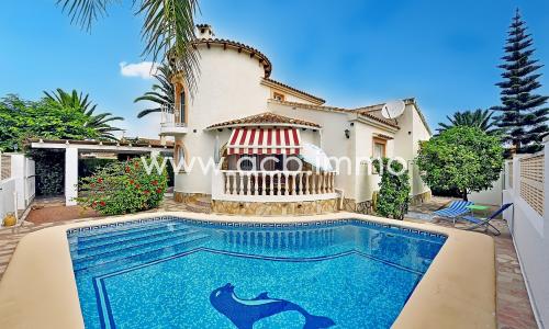 A vendre Villa de 3 chambres avec piscine et garage à 500m de la plage