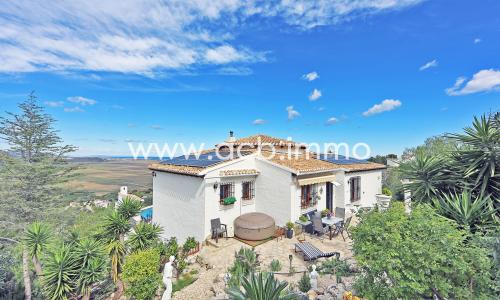 En venta Magnífica villa de 3 dormitorios con vistas panorámicas al mar