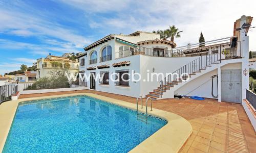 En venta Villa de 3 dormitorios con piscina, garaje y vistas panorámicas al mar