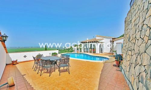 En venta Villa con 3 pisos, piscina y vistas al mar en Monte Pego