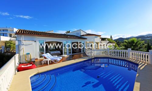 En venta Impresionante villa con vista al mar y piscina privada en Monte Pego