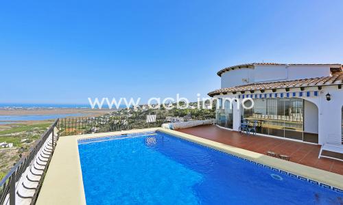 En venta Villa de 4 dormitorios con piscina y vistas al mar en Monte Pego