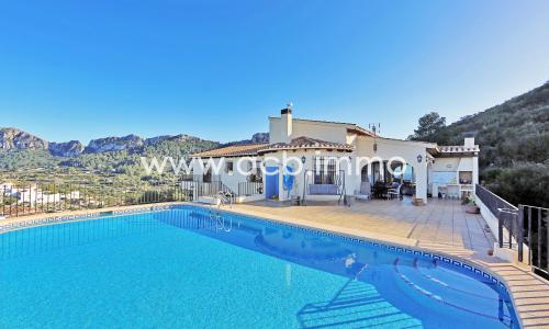 En venta  Villa de 4 dormitorios con vista panorámica al mar