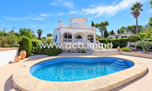 For sale  3-bedroom villa with sea views in Denia
