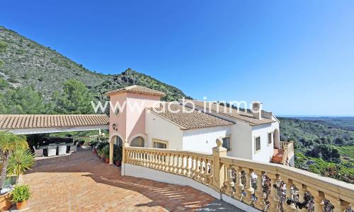 En venta Villa de lujo con 3 apartamentos y vistas panorámicas
