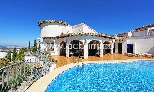 En venta Villa de 5 dormitorios con piscina y vistas panorámicas en Monte Pego