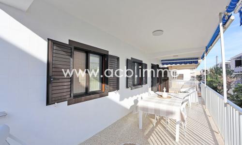 En venta  Apartamento reformado de 2 dormitorios a 50 metros de la playa.