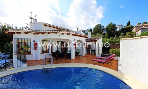 En venta Villa de una sola planta con piscina privada y hermosa vista panorámica