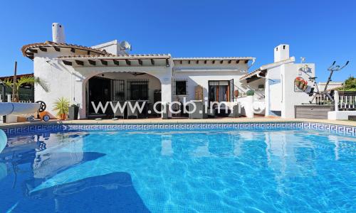 En venta Maravillosa villa de una sola planta con piscina climatizada en Monte Pego