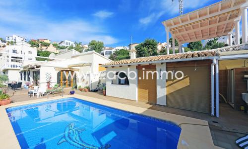 En venta Villa de 3 dormitorios con piscina en Adsubia