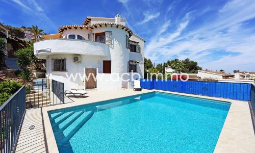 En venta Villa de 4 dormitorios con vistas al mar, piscina y apartamento de huespedes