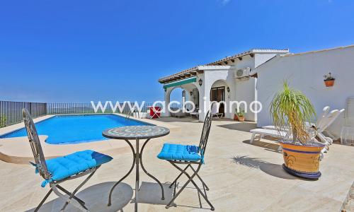 En venta Villa renovada de 3 dormitorios con piscina y vistas panorámicas al mar