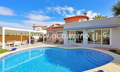 For sale 3 bedroom villa 900m from the beach