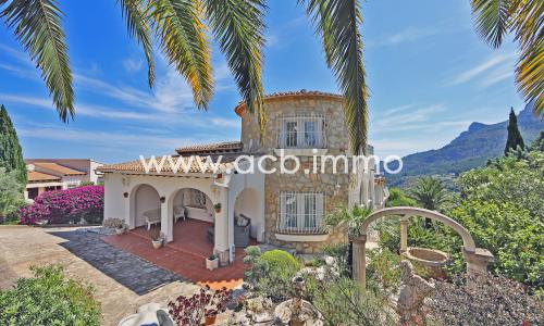 En venta Villa de una sola planta con piscina y vistas al mar en Monte Pego