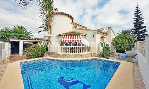 A vendre Villa de 3 chambres avec piscine et garage à 500m de la plage