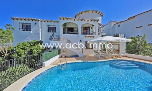En venta  Villa de 3 dormitorios con vistas panorámicas al mar en Monte Pego