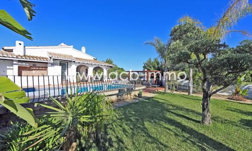 En venta Villa de una sola planta con piscina y jardín mediterráneo
