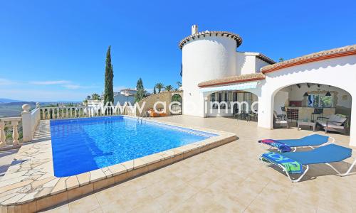 En venta Villa de 4 dormitorios con piscina y vistas al mar en Monte Pego
