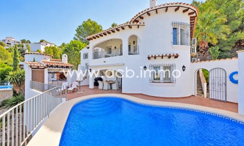 A vendre Élégante villa de style Ibiza avec piscine